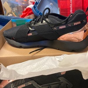Puma Muse X-2 MetallicWn’s size 9. Color: black/ rose gold